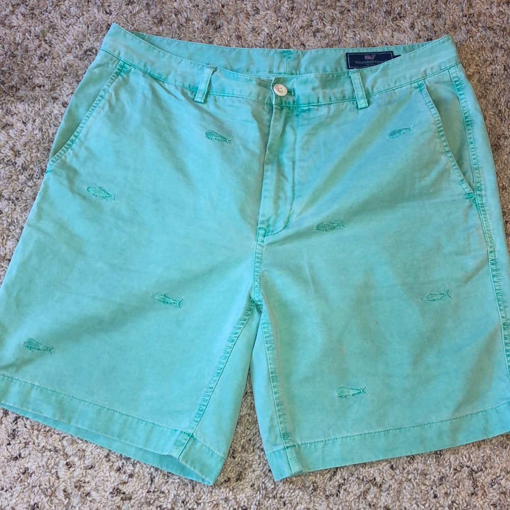 Vineyard vines men’s fish embroidered green shorts